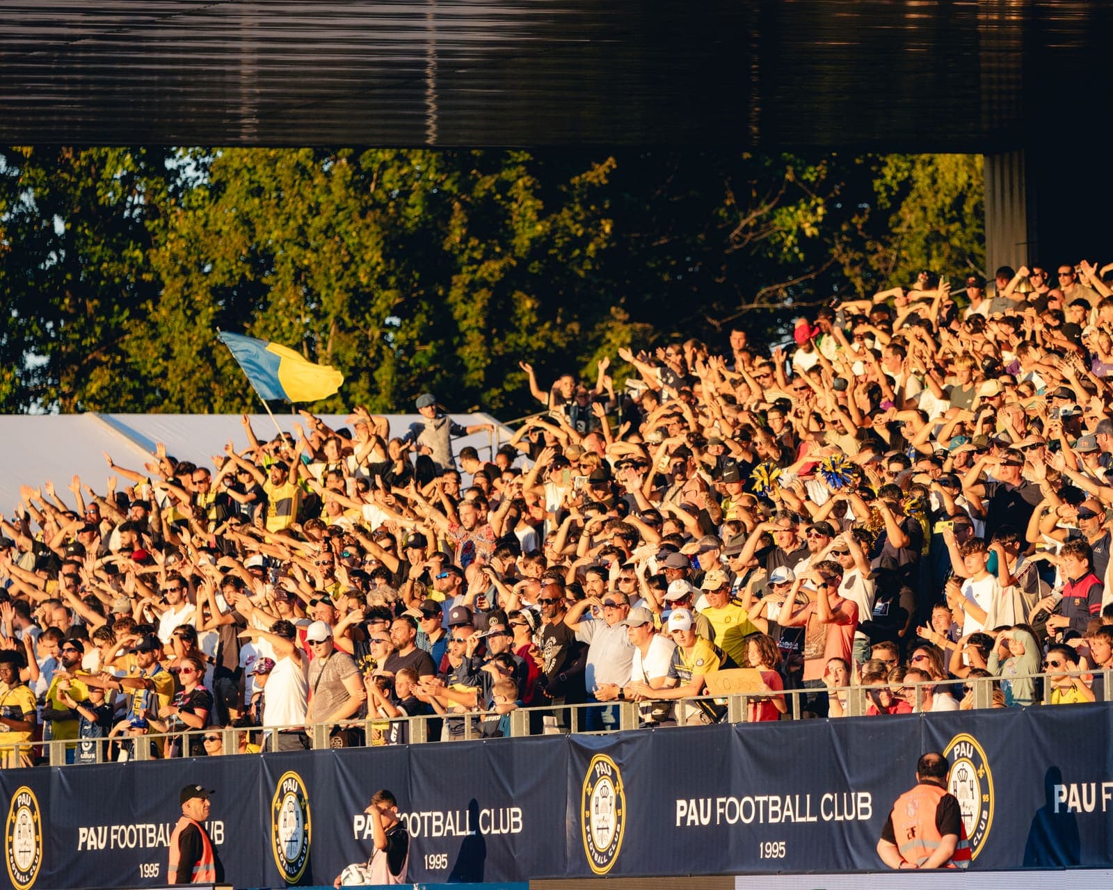 Les supporters du Pau FC debout dans la tribune du Nouste Camp