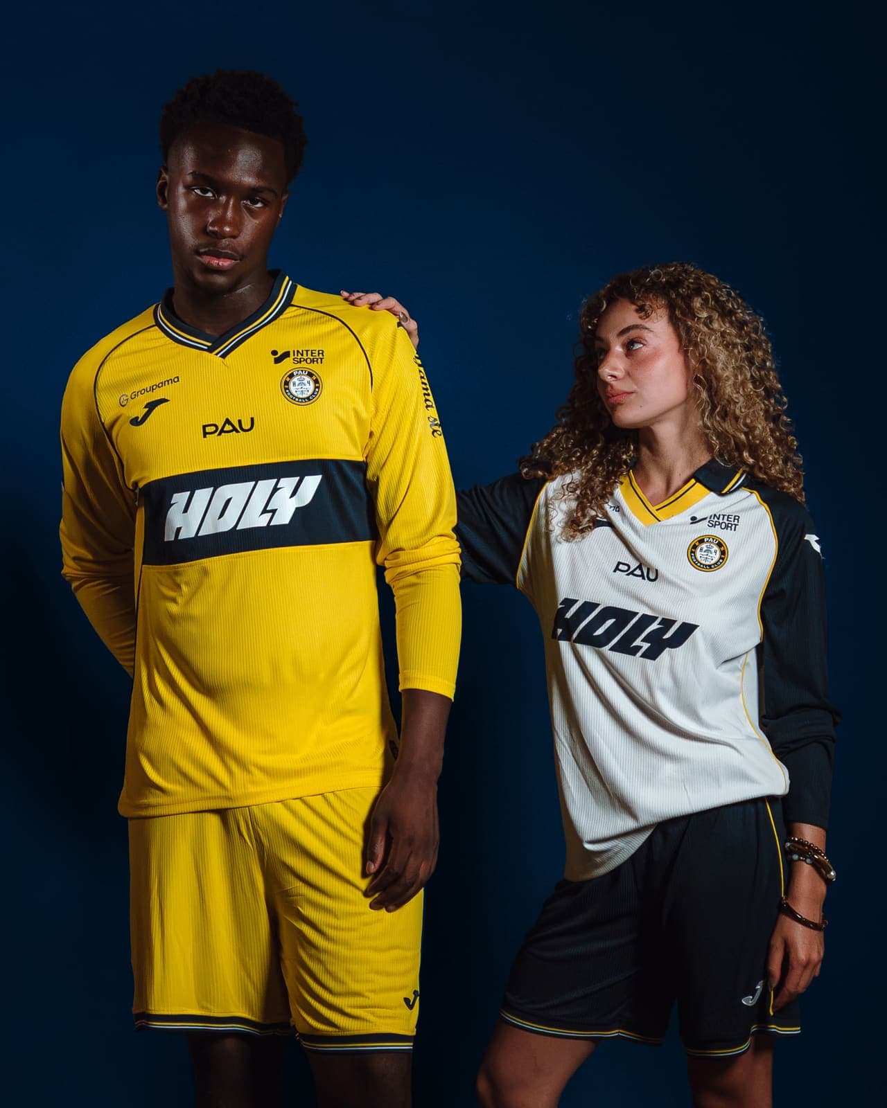 Deux mannequins portent les maillots du Pau FC : domicile jaune et extérieur blanc